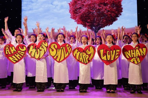 Nghệ thuật giúp học sinh cân bằng cuộc sống, truyền cảm hứng để các em sống đẹp, tự tin, biết cảm thụ trân trọng cái đẹp, từ đó cũng giúp các em cải thiện được hiệu quả học tập.