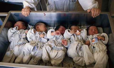 Một em bé sơ sinh có thể được bán với giá khoảng 1.839 USD. Ảnh minh họa: news.com.au Một em bé sơ sinh có thể được bán với giá khoảng 1.839 USD. Ảnh minh họa: news.com.au