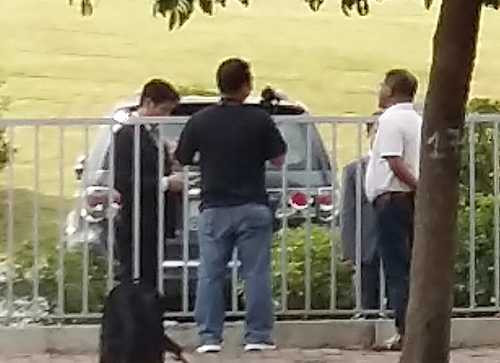 Lực lượng bảo vệ, an ninh tại khách sạn quốc tế trên đường Đỗ Đức Dục kiểm tra và cấm quay phim chụp ảnh quanh khu vực khách sạn trong sáng 20/5. Ảnh: Bá Đô