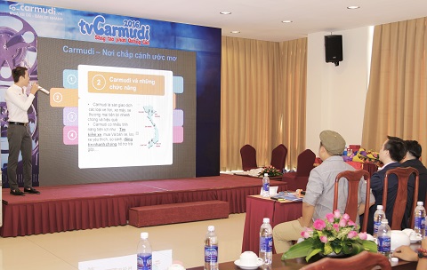 Thí sinh Trần Hữu Nghĩa hùng biện bài thi của mình trước ban giám khảo