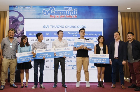 Các thí sinh thắng cuộc cùng chụp hình lưu niệm cùng với ban giám khảo. Tham khảo các video dự thi tại đây