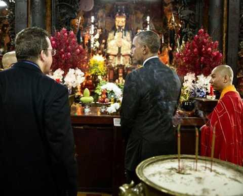 Trong chuyến thăm, tổng thống Mỹ dành nhiều thời gian để tham quan, tìm hiểu văn hóa truyền thống của Việt Nam.