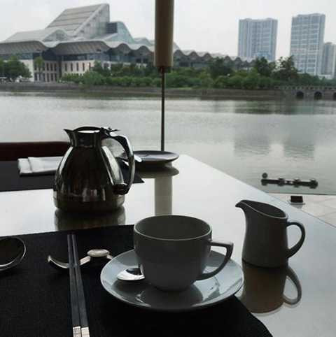 Nhiếp ảnh gia Nhà Trắng đăng tải bức ảnh check in tại Hà Nội khi đang thư thái thưởng thức bữa sáng cùng tách cà phê đậm hương vị Việt Nam sáng sớm 23/5.