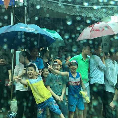 Thật bất ngờ với độ nét của bức ảnh dù chụp qua lớp kính chống đạn của xe, Souza chia sẻ trên Instagram về bức ảnh chụp người dân Việt Nam đội mưa chào đón đoàn xe chở Tổng thống Obama đi qua khu vực làng Mễ Trì, quận Nam Từ Liêm, trưa 24/5. Nhiếp ảnh gia còn chú thích rằng bức ảnh được chụp bằng iPhone.