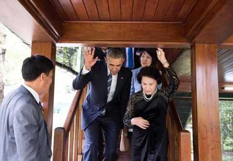 Ông Obama được Chủ tịch Quốc hội Nguyễn Thị Kim Ngân đón tiếp và thăm Nhà sàn Bác Hồ. Tại đây, lãnh đạo Mỹ và Chủ tịch Quốc hội cho cá ăn ở ao.
