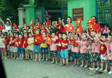 Hình ảnh các em nhỏ mẫu giáo vẫy cờ, chào đón Tổng thống Obama khi đoàn xe chở ông di chuyển tới Phủ Chủ tịch sáng 23/5.