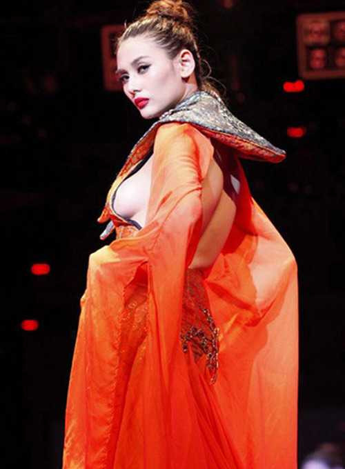 Angela Phương Trinh, Hương Tràm gặp rắc rối vì ăn mặc phản cảm