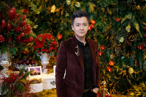 Ngô Kiến Huy bản bao trong trang phục vest nhung bảnh bao