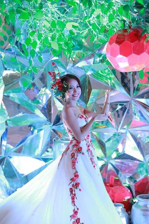 Vân Hugo trong váy dạ hội đính hoa 3D của May’s Bridal, trông Vân Hugo tràn đầy sức sống.