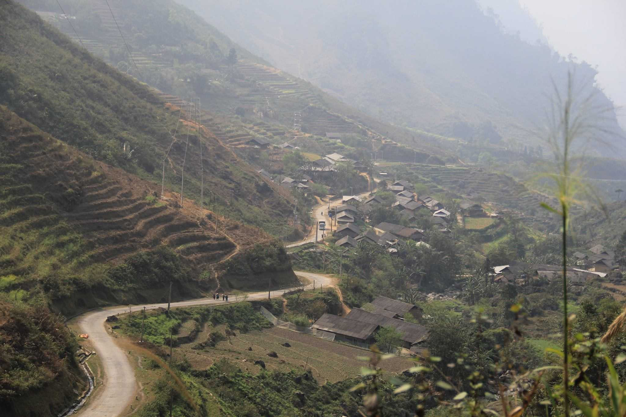 Nơi bé Lúa sinh sống thuộc Bản Giàng Trù A, xã Du Già, huyện Yên Minh, tỉnh Hà Giang. Bản Giàng Trù A là một trong những bản nghèo nhất, nằm ở vị trí cao nhất và cũng thuộc loại khó khăn nhất của xã Du Già. Từ bản đi xuống đến trung tâm xã phải mất khoảng 9 km. 
