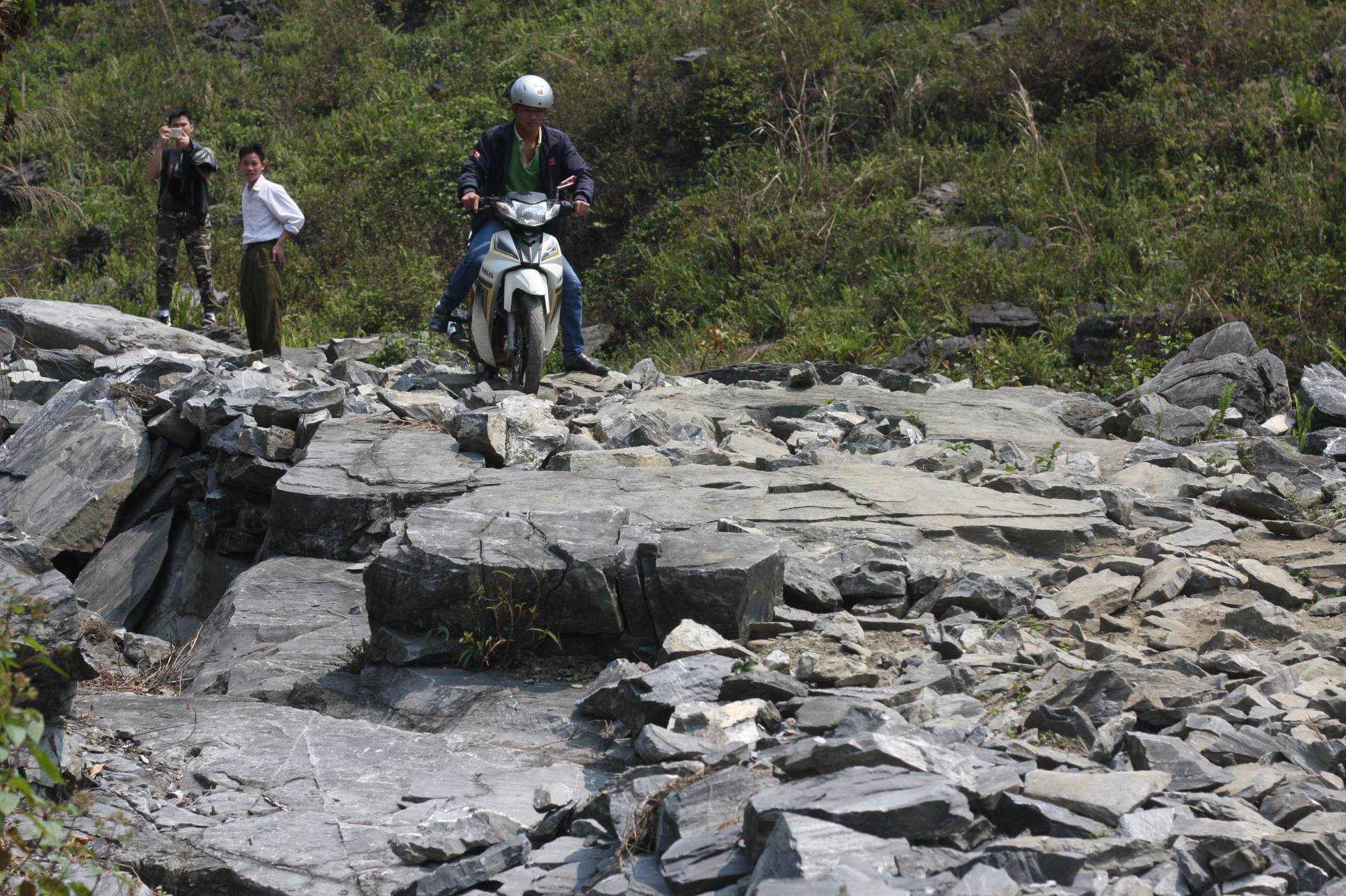 Con đường bê tông được hỗ trợ bằng ngân sách của nhà nước chỉ kéo dài được khoảng 3km, chặng đường từ chân núi đi lên bản Giàng Trù A chỉ là con đường nhỏ, dốc, uốn lượn vòng vèo quanh những sườn núi cao chót vót. 