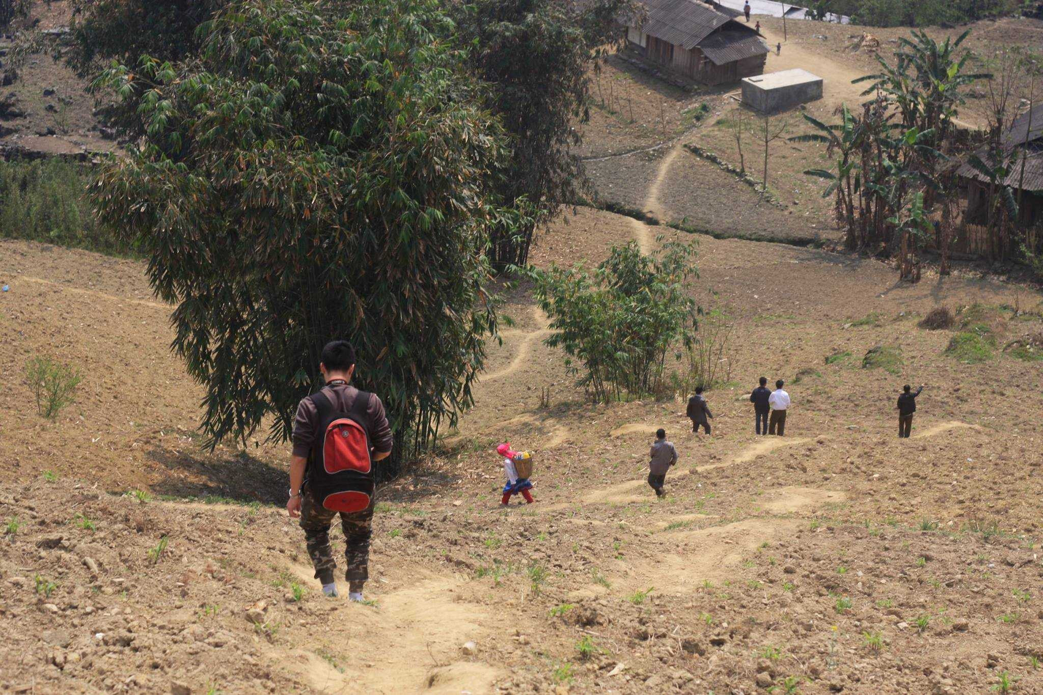 Dưới chân dốc là điểm trường của xã, nơi bé Lúa vẫn hay ngồi ngoài hiên nhà nhìn xuống với đôi mắt đượm buồn, dường như nói lên ước mong được đi lại bình thường để có thể đến học như đám bạn cùng trang lứa.