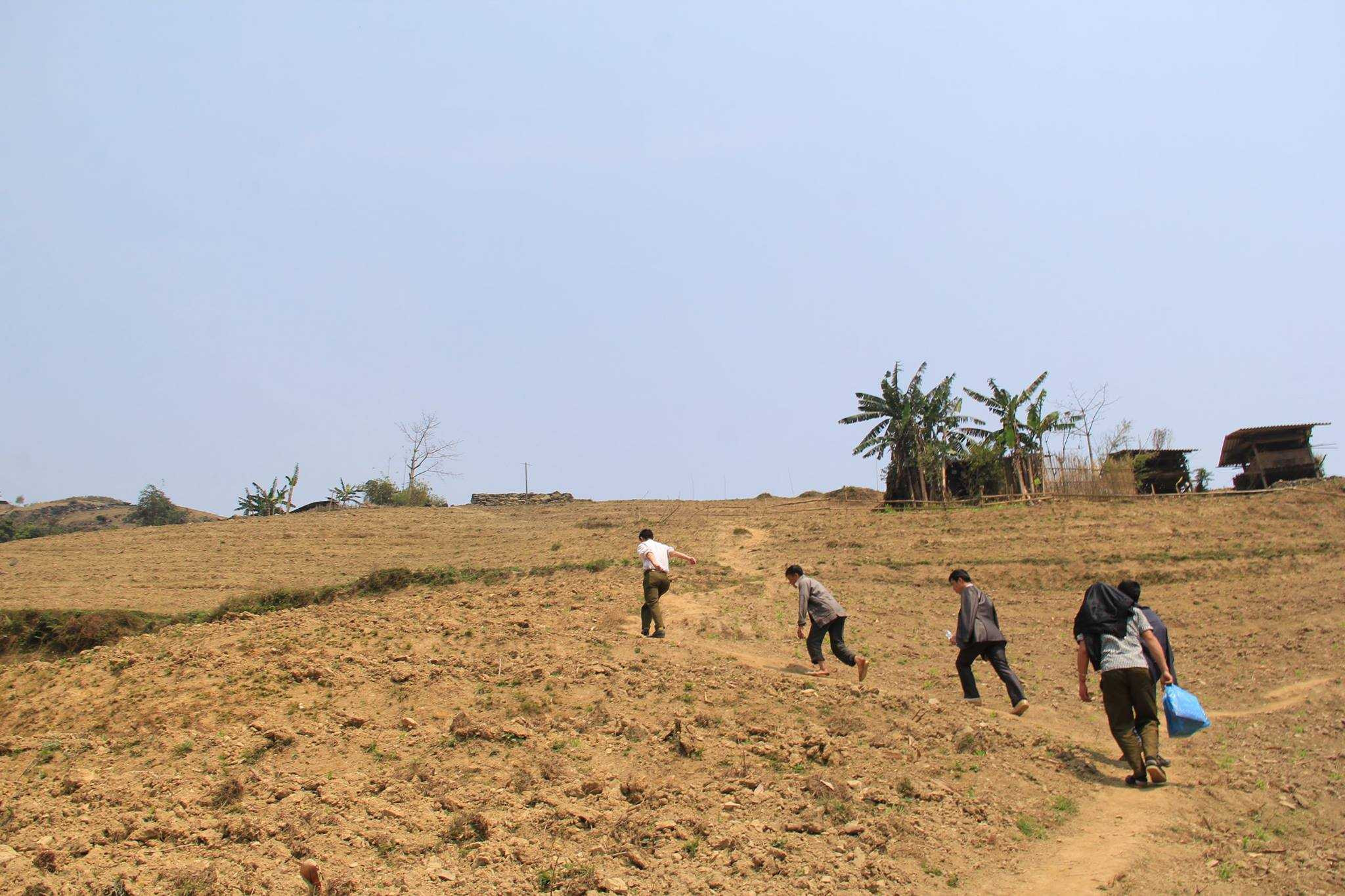 Để leo lên con dốc dựng đứng như vậy, người lớn cũng phải dừng lại nghỉ 2-3 lần. 