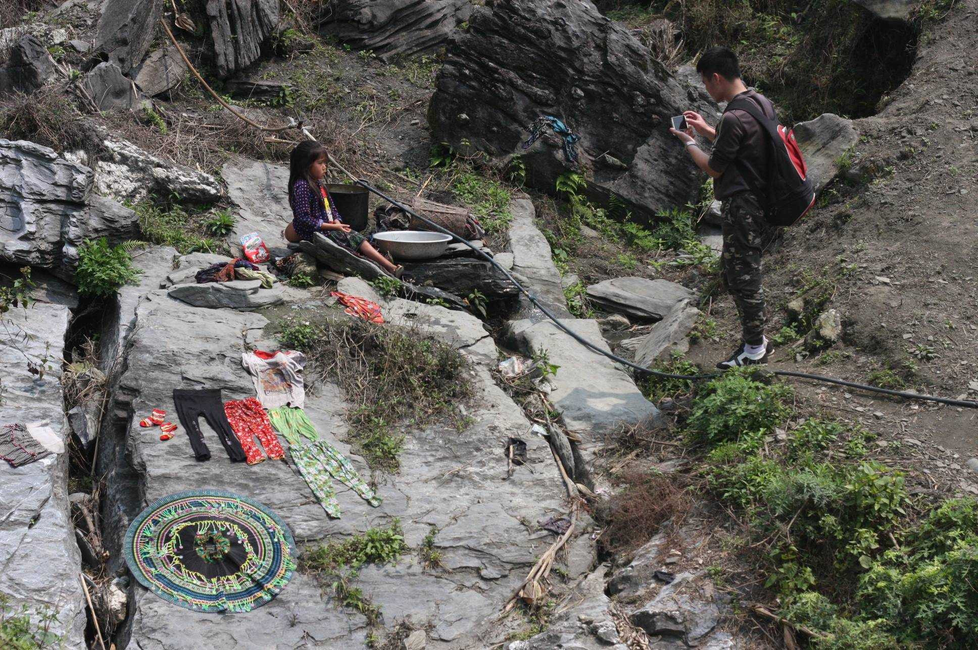 Ảnh: Bé gái 'người vượn' cõng khối u khổng lồ sợ sệt bò chạy khi thấy người lạ