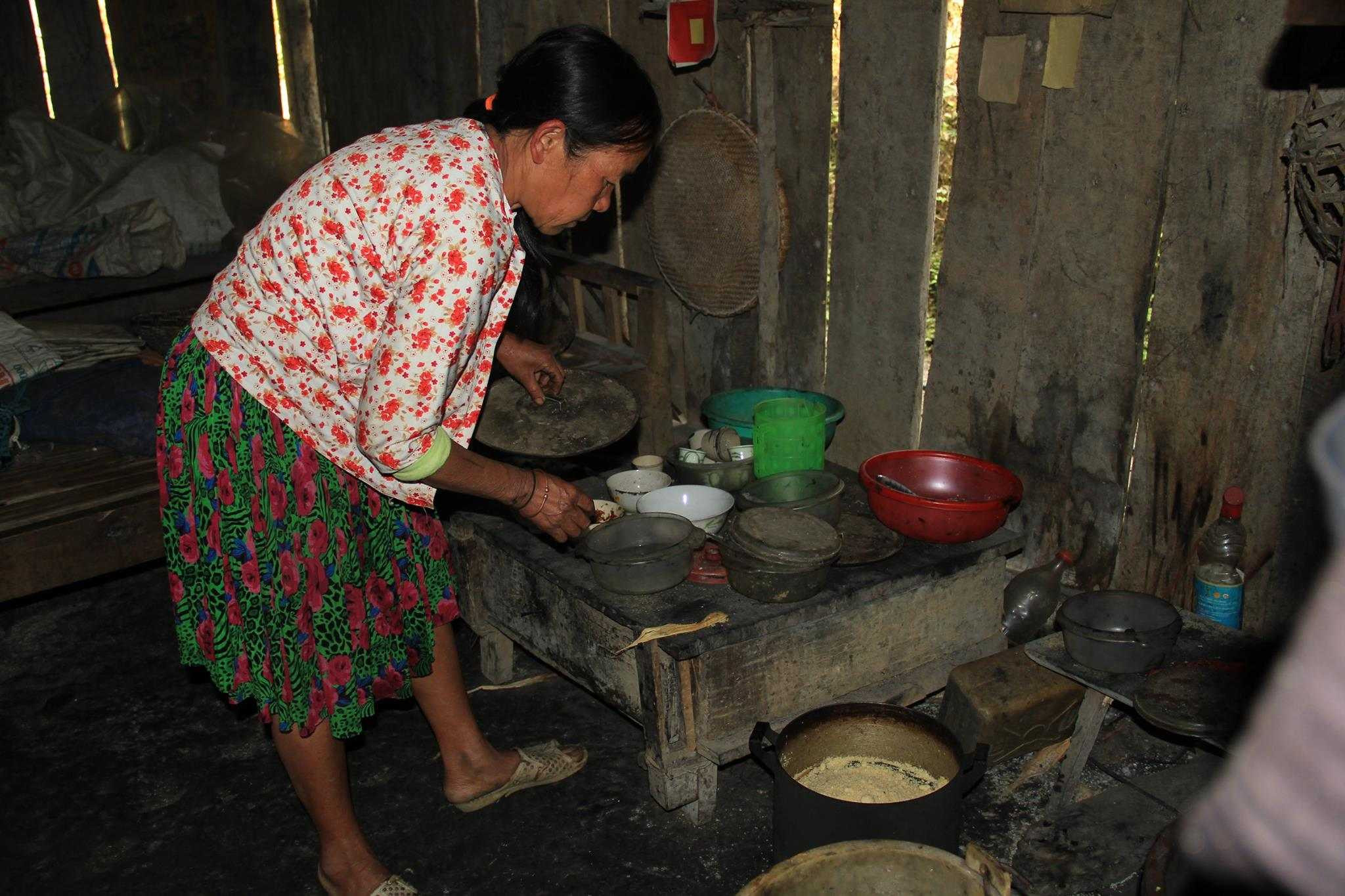 Ảnh: Bé gái 'người vượn' cõng khối u khổng lồ sợ sệt bò chạy khi thấy người lạ