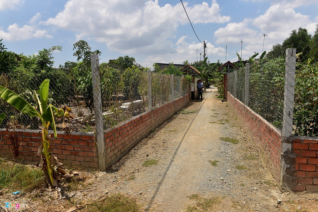 Ảnh: Bên trong khu đất của người bị khởi tố vì dựng chòi vịt