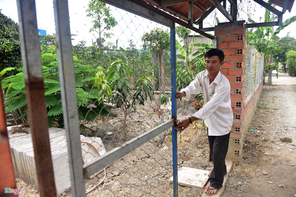 Ảnh: Bên trong khu đất của người bị khởi tố vì dựng chòi vịt