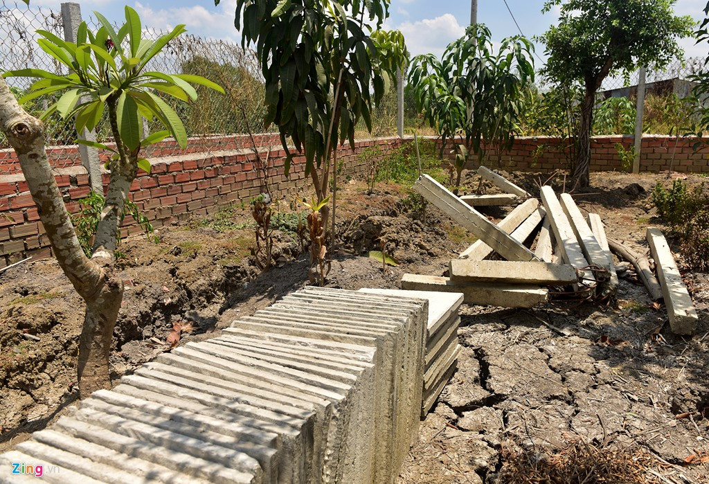 Ảnh: Bên trong khu đất của người bị khởi tố vì dựng chòi vịt