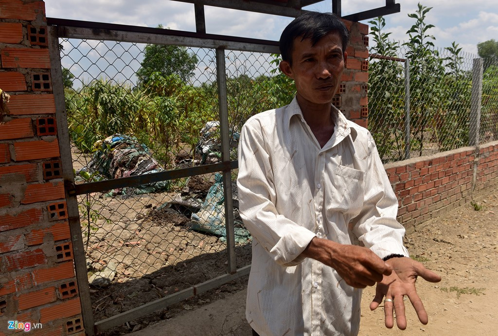 Ảnh: Bên trong khu đất của người bị khởi tố vì dựng chòi vịt