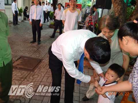 Ảnh: Bí thư Thăng cùng phu nhân đi bầu cử tại TP.HCM