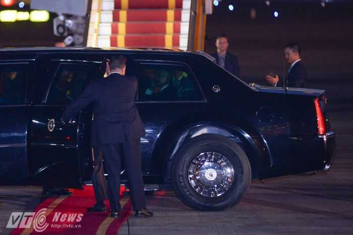 Tổng thống Mỹ lên xe về khách sạn 
