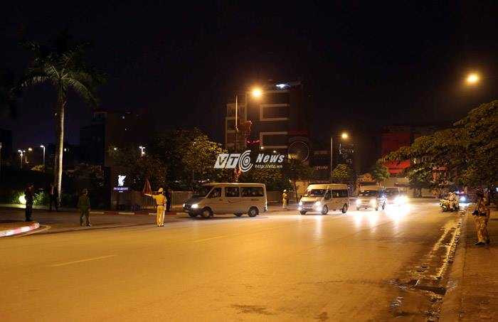 Đoàn xe chở Tổng thống Mỹ nhanh chóng di chuyển về nội thành... 