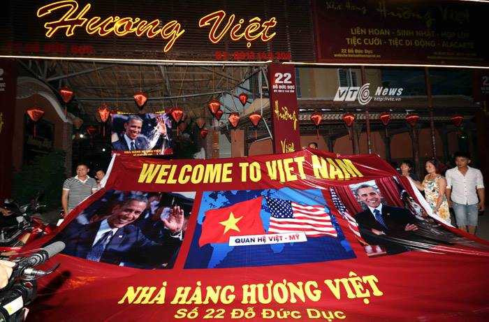 Nhiều người mang sẵn băng-rôn chào mừng vị tổng thống Mỹ (ảnh: Quang Minh)