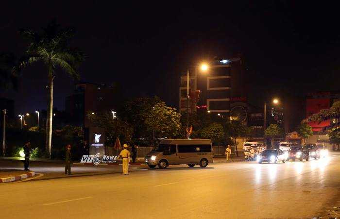 Đoàn xe tiến vào trong khu vực khách san (ảnh: Quang Minh)