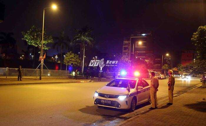 Lực lượng chức năng có mặt tại các cung đường quanh khách sạn (ảnh: Quang Minh)