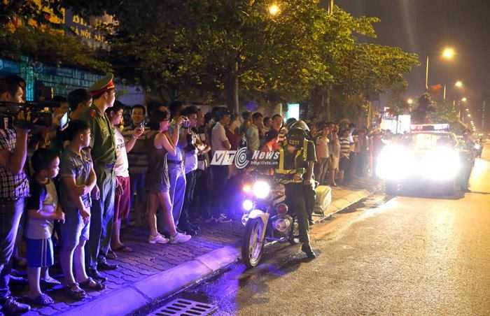 Lực lượng chức năng nhắc nhở người dân giữ trật tự trong khi chờ đợi (ảnh: Quang Minh)