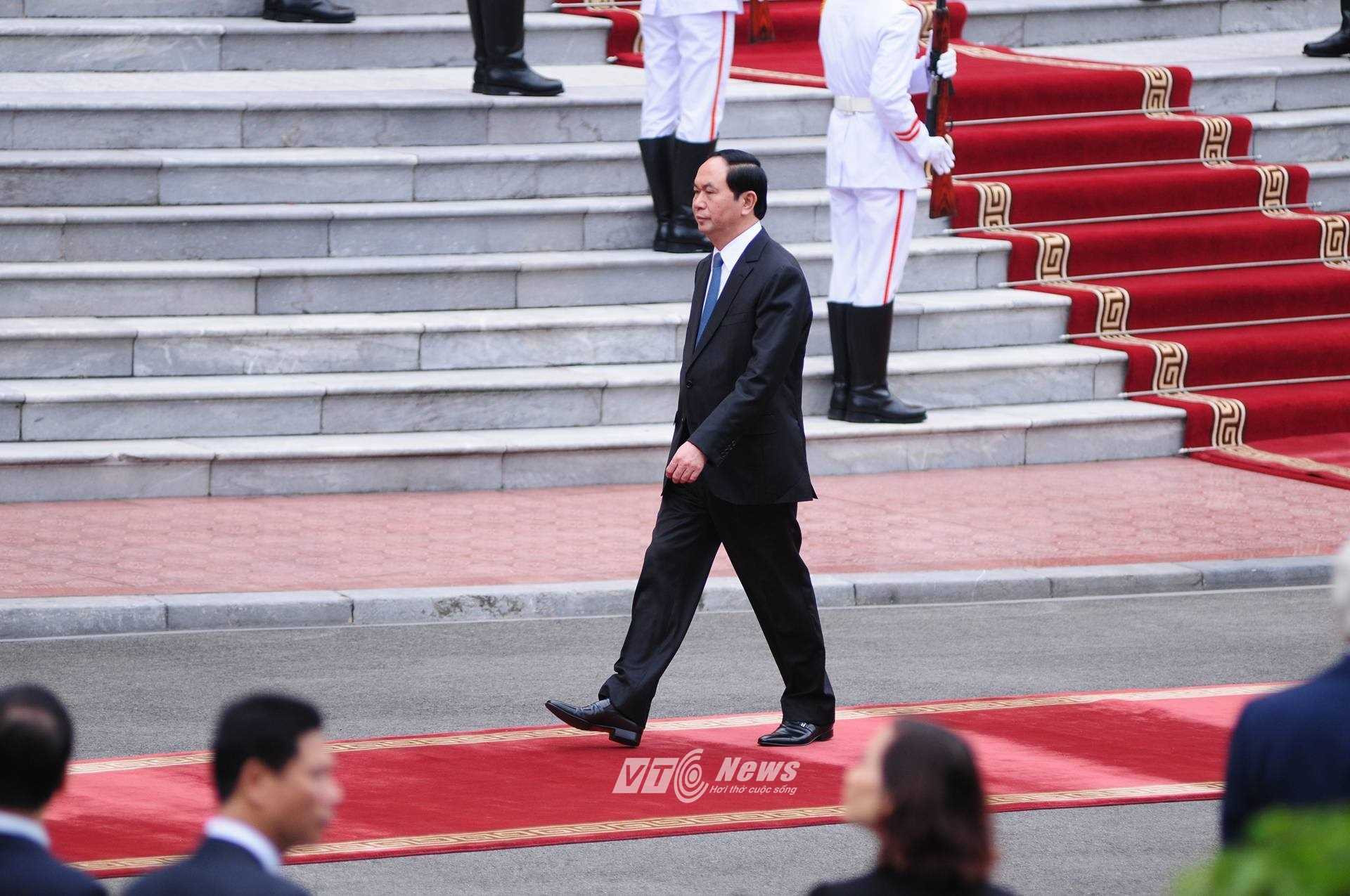10h40 sáng 23/5, Chủ tịch nước Trần Đại Quang xuất hiện phía trước Phủ Chủ tịch.