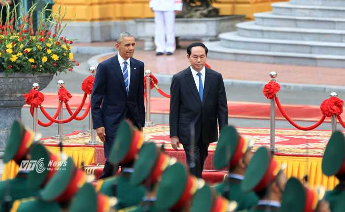 Ảnh: Chủ tịch nước cùng Tổng thống Obama duyệt đội danh dự