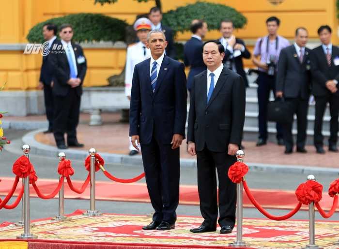Ảnh: Chủ tịch nước cùng Tổng thống Obama duyệt đội danh dự