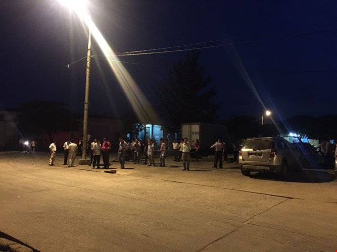 Chủ tàu kiêm thuyền trưởng là ông Nguyễn Nhật Linh ở xã Bảo Ninh, TP Đồng Hới. Nơi đây có 1.800 tài đánh bắt xa bờ và đều khốn đốn những ngày qua do thị trường từ chối tiêu thụ vì sợ cá nhiễm độc.