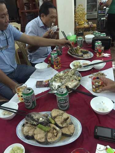 Một nhóm phóng viên các báo cũng đã mua cá về nhờ nhà hàng Phụng Hoàng trên đường Trần Nhân Tông, phường Trần Phú TP Đồng Hới và nhờ chế biến để ăn tối, uống bia.