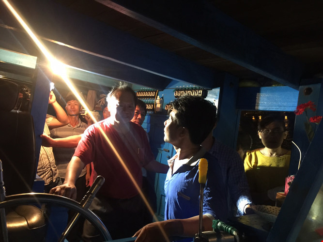 Tàu của anh Nguyễn Nhật Linh có 12 thuỷ thủ. Chi phí trong 5 ngày vừa qua khoảng 70- 100 triệu đồng, với việc trúng 6 tấn cá ngừ, họ thu về 250 - 300 triệu đồng trong chuyến biển này. 