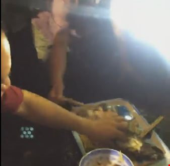 Ảnh: Đón tàu đánh bắt xa bờ cập cảng Nhật Lệ, Bộ trưởng Trương Minh Tuấn ăn cá cùng ngư dân