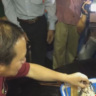 Ảnh: Đón tàu đánh bắt xa bờ cập cảng Nhật Lệ, Bộ trưởng Trương Minh Tuấn ăn cá cùng ngư dân