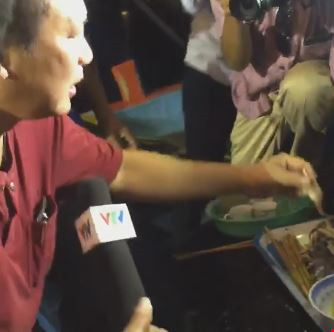 Bộ trưởng Trương Minh Tuấn ăn cá cùng ngư dân 