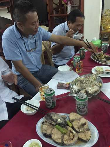 Sau khi Bộ trưởng Tuấn mua 5 con cá ngừ và kêu gọi tại bến thuyện, rất nhiều người dân đã mua cá