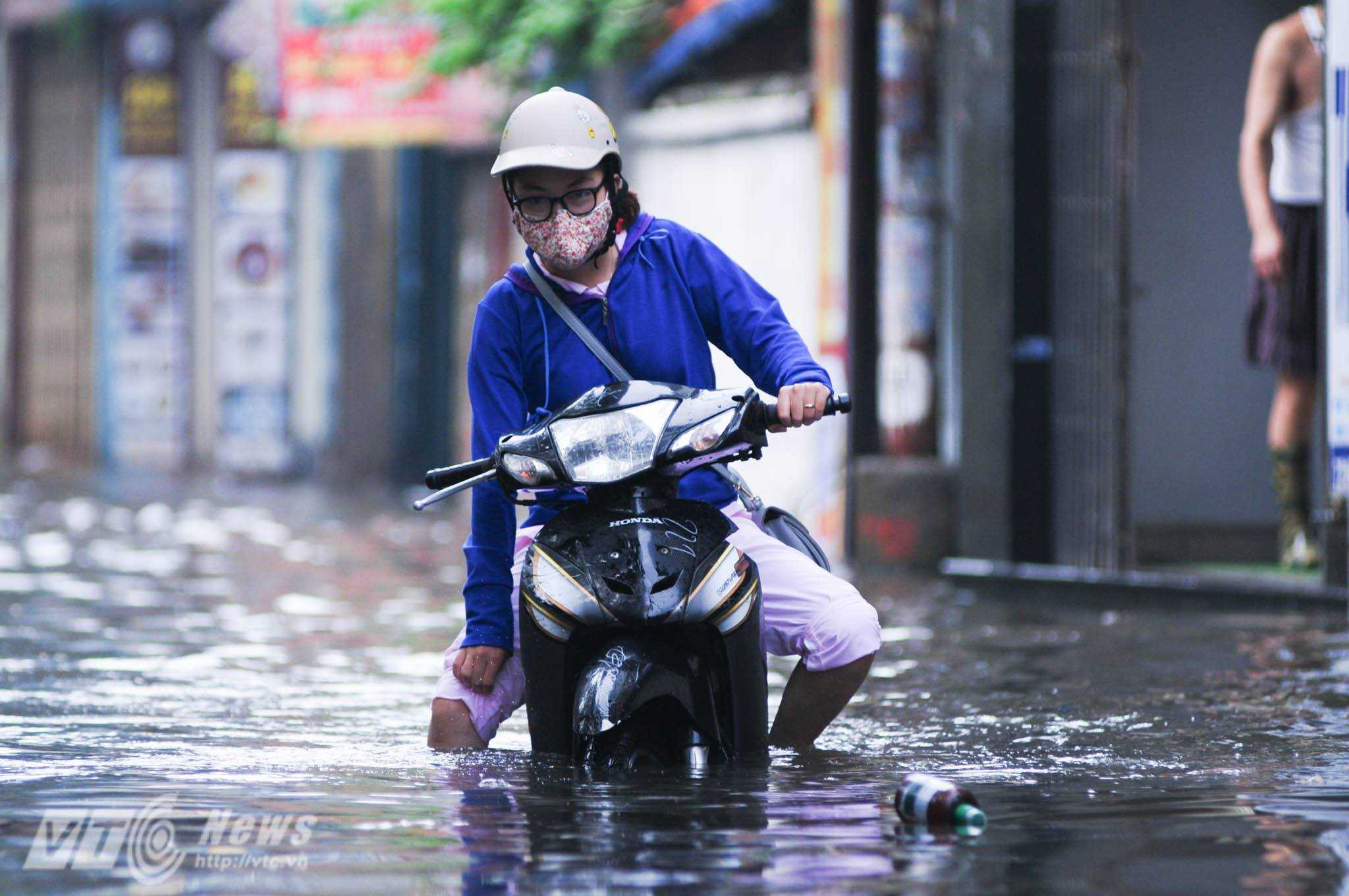 Ảnh: Đường hóa thành sông, dân Thủ đô vượt sóng nước đi làm