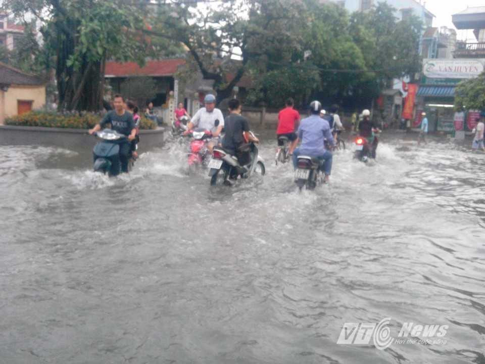 Ảnh: Đường hóa thành sông, dân Thủ đô vượt sóng nước đi làm