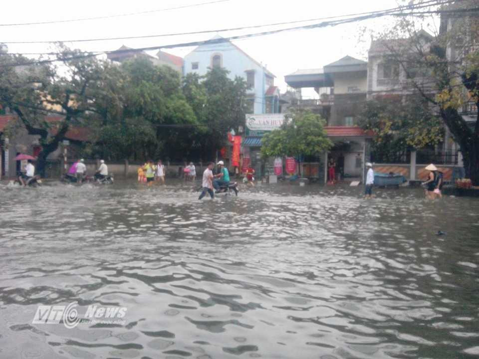 Ảnh: Đường hóa thành sông, dân Thủ đô vượt sóng nước đi làm