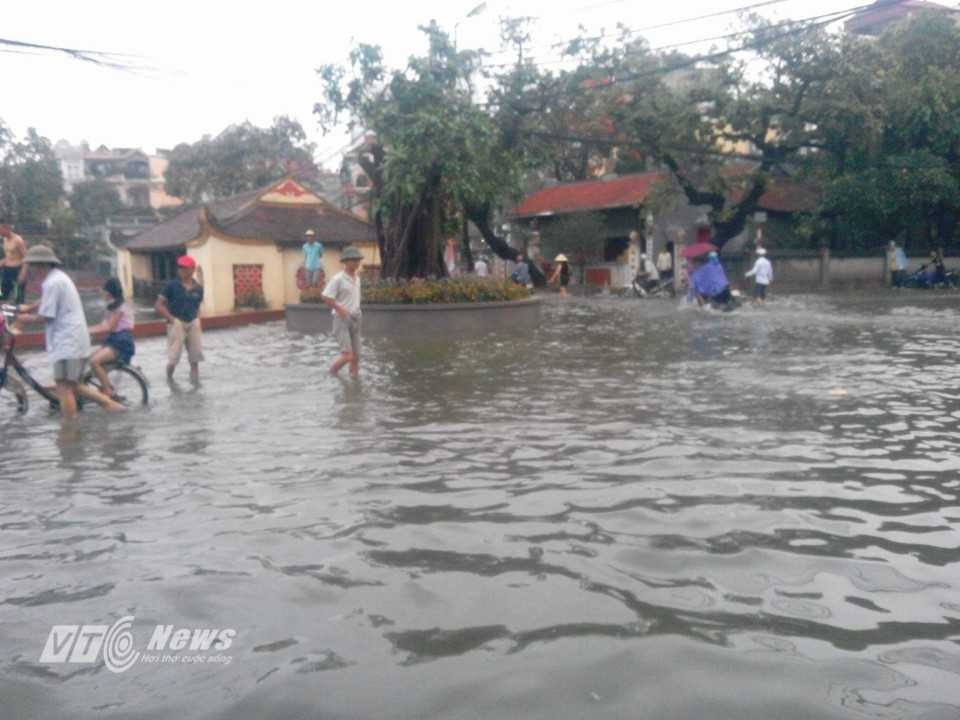 Ảnh: Đường hóa thành sông, dân Thủ đô vượt sóng nước đi làm