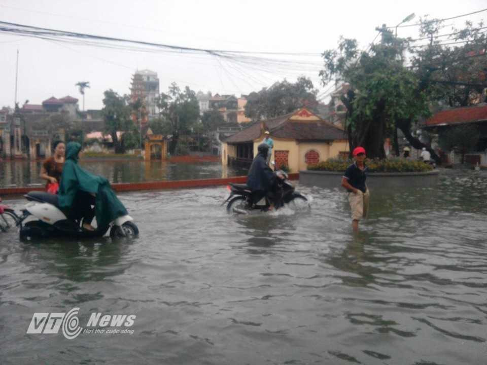 Ảnh: Đường hóa thành sông, dân Thủ đô vượt sóng nước đi làm