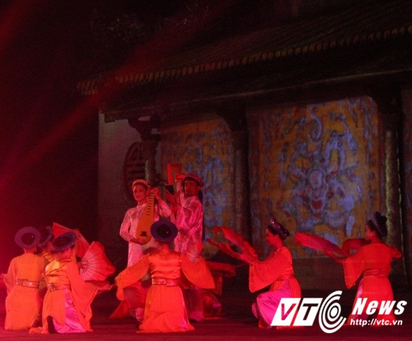 Nhiều tiết mục ca múa hát cung đình cổ được trình diễn tại đêm khai mạc Đêm hoàng cung Festival Huế 2016.