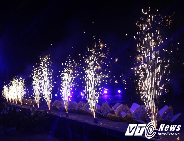 Sân khấu khai mạc Đêm hoàng cung trước điện Thái Hòa rực sáng bởi nghệ thuật trình chiếu ánh sáng hiện đại và pháo bông.