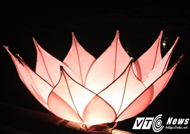 Cả Đại Nội Huế trong Đêm hoàng cung được thắp sáng bằng đèn lồng, đèn cánh sen đẹp một cách lung linh và cổ kính.