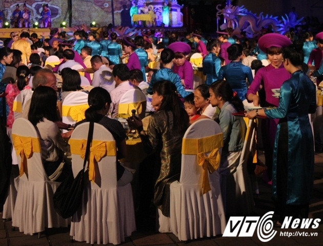 Dạ yến tiệc hoàng cung được tái hiện trong Đêm hoàng cung là sự kết hợp giữa ẩm thực độc đáo cung đình và các chương trình ca múa đặc sắc nhất của đời sống cung đình xưa.