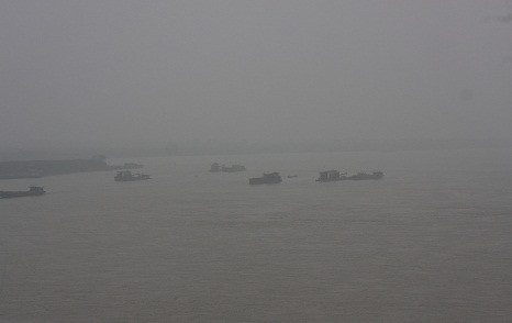 Theo Trung tâm Dự báo Khí tượng thủy văn Trung ương,trong ít nhất 3 ngày tới, trạng thái mưa ẩm như hiện nay sẽ vẫn duy trì. Có thể phải đến đầu tuần sau, thời tiết miền Bắc và Thủ đổ Hà Nội mới thay đổi, xuất hiện nắng ấm và khô ráo hơn. 